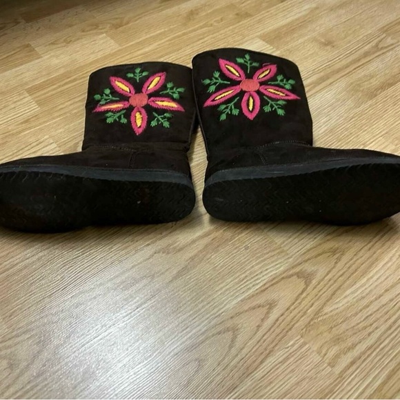 Boots - Picture 1 of 3